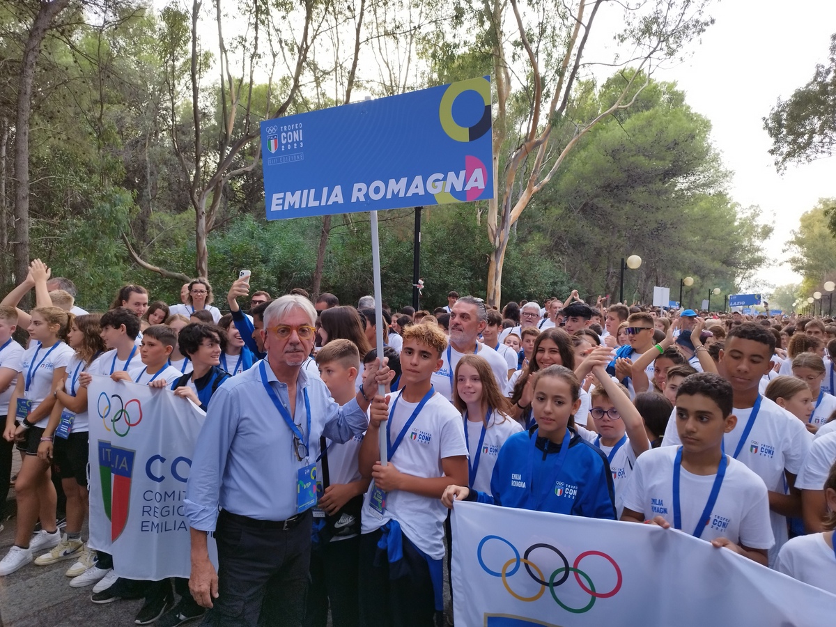 Il presidente Andrea Dondi insieme ai 250 ragazzi dellEmilia Romagna al trofeo CONI 2023